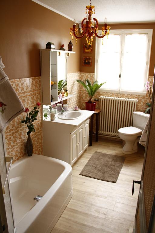 La Petite Maison Pres De L'Eglise Meillac エクステリア 写真