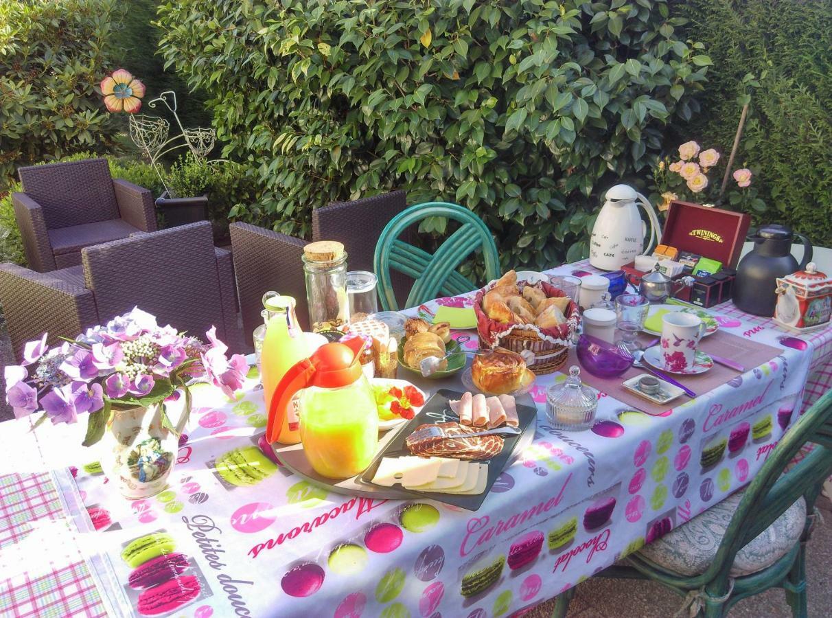 La Petite Maison Pres De L'Eglise Meillac エクステリア 写真